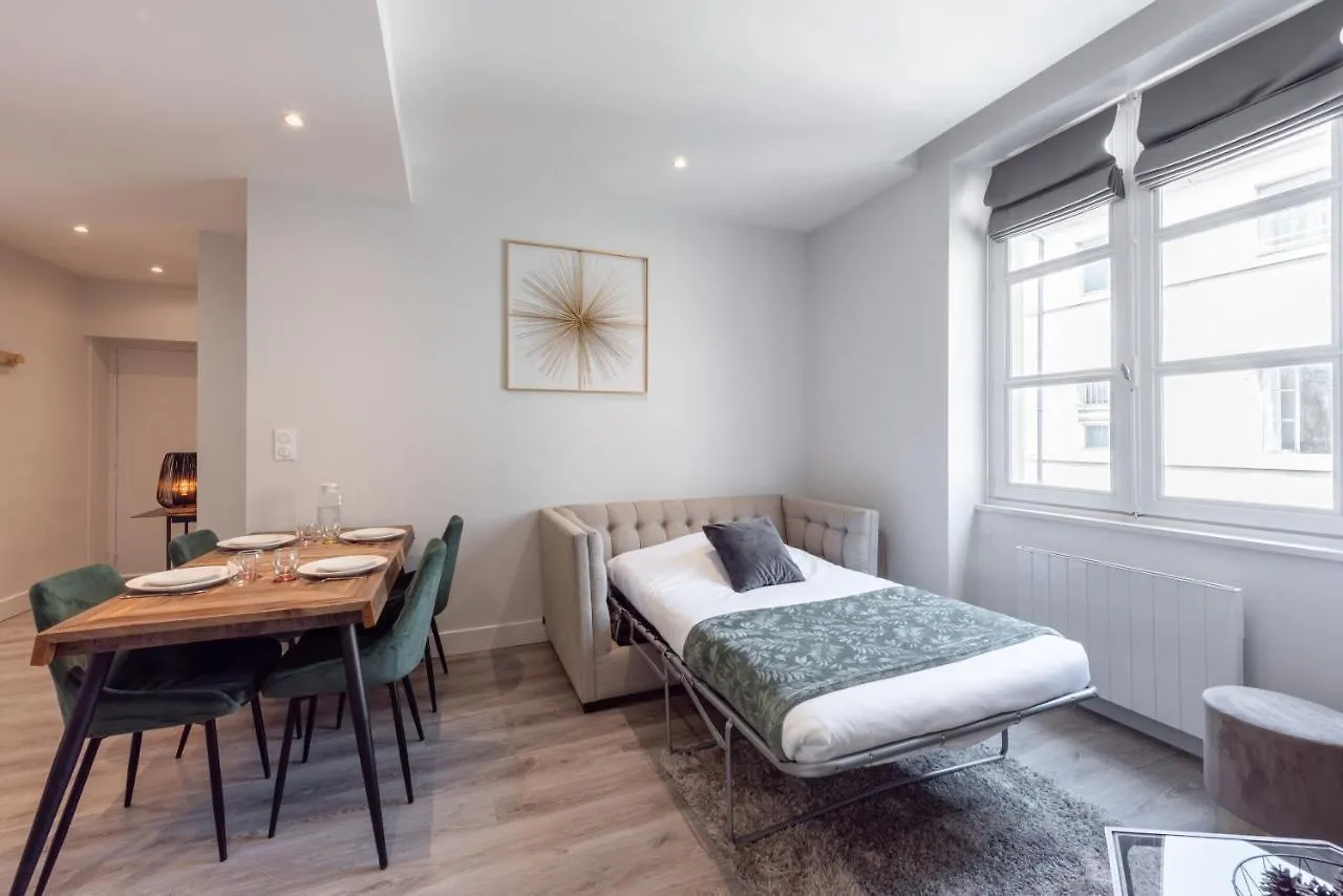 Appartement LE POMPADOUR - Magnifique T2 Place Bellecour 4ème étage sans ascenseur - 4th floor no elevator Lyon France